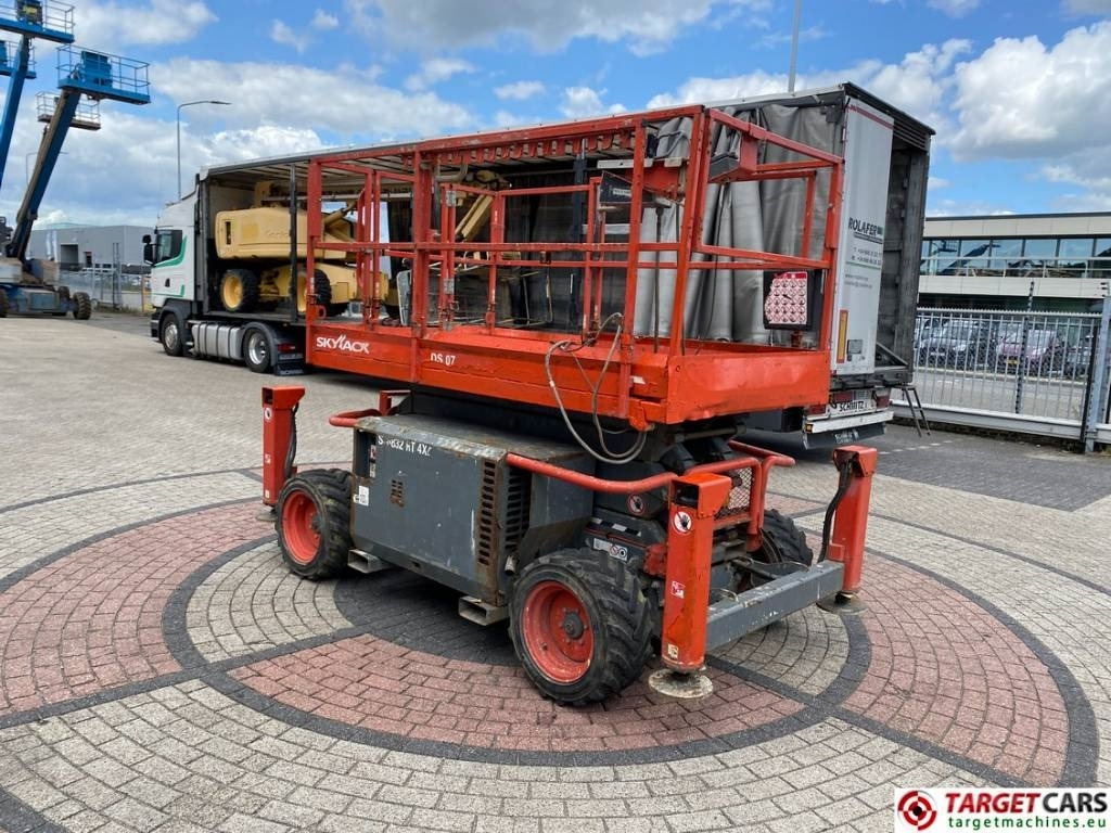 SkyJack SJ6832 RT 6832 Diesel 4x4 Scissor Work Lift 1180cm - Lift u obliku makaza: slika 2 SkyJack SJ6832 RT 6832 Diesel 4x4 Scissor Work Lift 1180cm - Lift u obliku makaza: slika 2