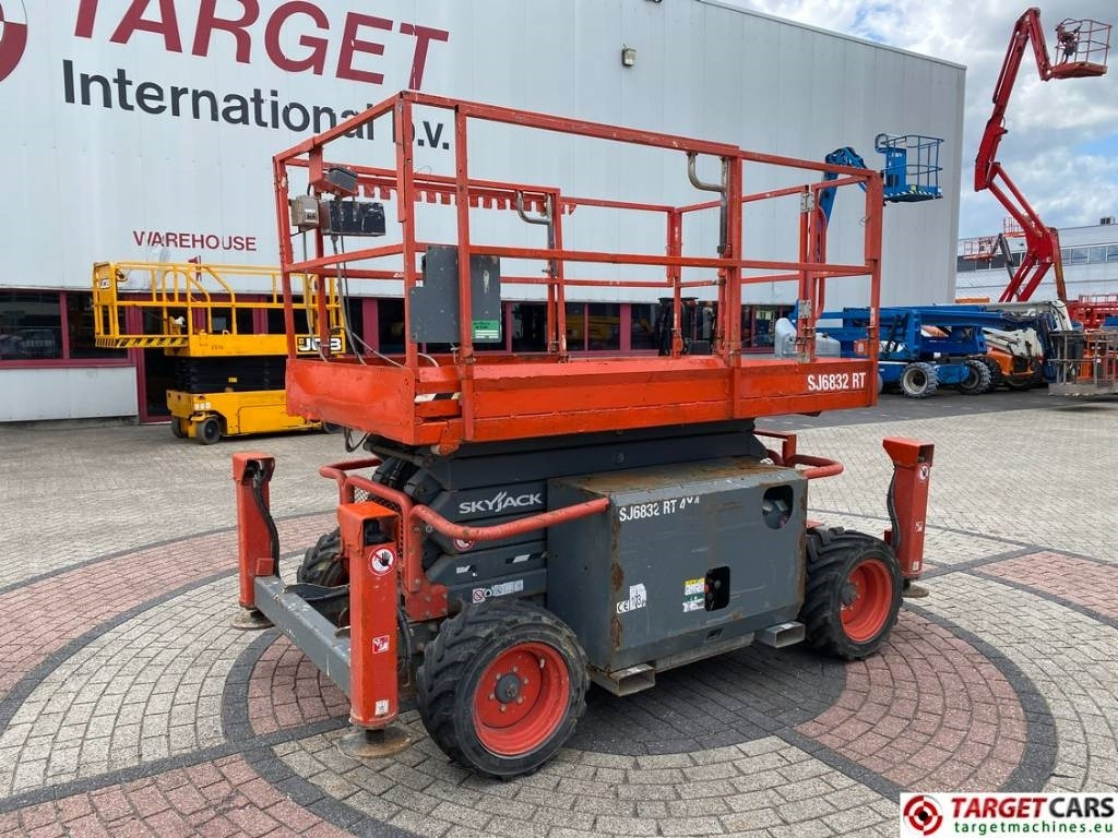 SkyJack SJ6832 RT 6832 Diesel 4x4 Scissor Work Lift 1180cm - Lift u obliku makaza: slika 1 SkyJack SJ6832 RT 6832 Diesel 4x4 Scissor Work Lift 1180cm - Lift u obliku makaza: slika 1