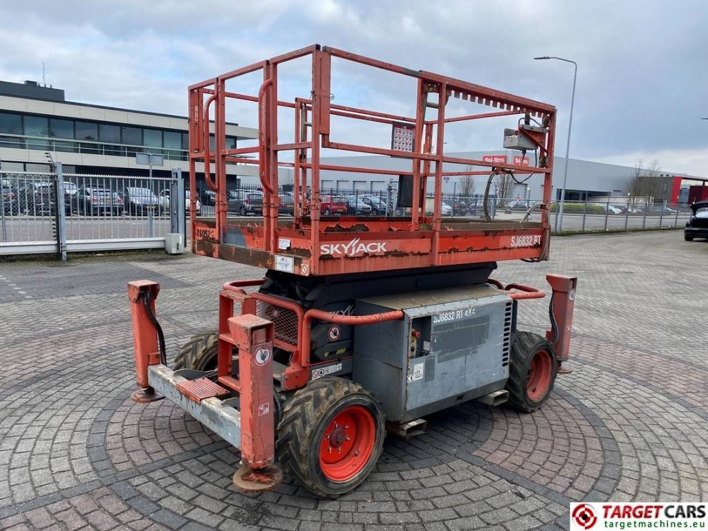 SkyJack SJ6832 RT Diesel 4x4 Scissor 6832 Work Lift 1180cm - Lift u obliku makaza: slika 3 SkyJack SJ6832 RT Diesel 4x4 Scissor 6832 Work Lift 1180cm - Lift u obliku makaza: slika 3