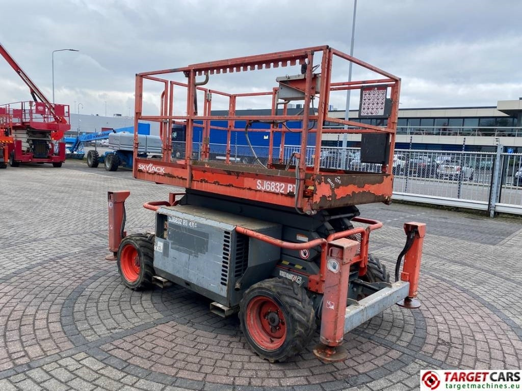 SkyJack SJ6832 RT Diesel 4x4 Scissor 6832 Work Lift 1180cm - Lift u obliku makaza: slika 2 SkyJack SJ6832 RT Diesel 4x4 Scissor 6832 Work Lift 1180cm - Lift u obliku makaza: slika 2