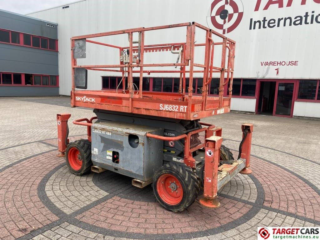 SkyJack SJ6832 RT Diesel 4x4 Scissor Work Lift 1180cm - Lift u obliku makaza: slika 4 SkyJack SJ6832 RT Diesel 4x4 Scissor Work Lift 1180cm - Lift u obliku makaza: slika 4