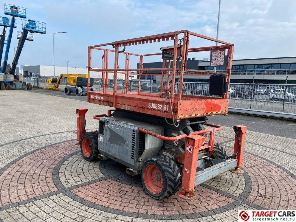 SkyJack SJ6832 RT Diesel 4x4 Scissor Work Lift 1180cm - Lift u obliku makaza: slika 2 SkyJack SJ6832 RT Diesel 4x4 Scissor Work Lift 1180cm - Lift u obliku makaza: slika 2