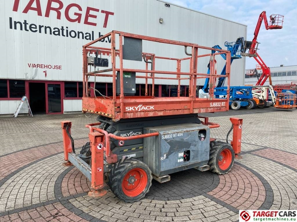 SkyJack SJ6832 RT Diesel 4x4 Scissor Work Lift 1180cm - Lift u obliku makaza: slika 1 SkyJack SJ6832 RT Diesel 4x4 Scissor Work Lift 1180cm - Lift u obliku makaza: slika 1