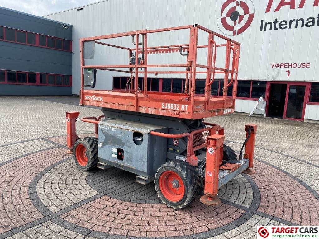 SkyJack SJ6832 RT Diesel 4x4 Scissor Work Lift 1180cm - Lift u obliku makaza: slika 4 SkyJack SJ6832 RT Diesel 4x4 Scissor Work Lift 1180cm - Lift u obliku makaza: slika 4