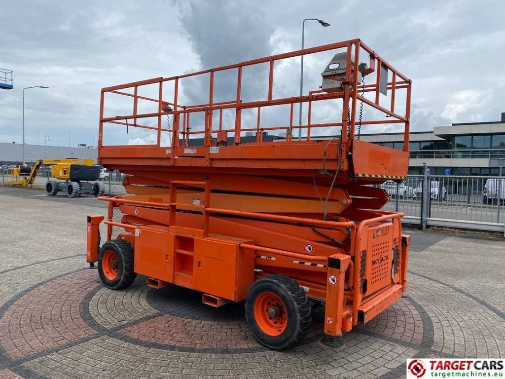 SkyJack SJ9250 RT Diesel 4x4 Scissor Work Lift 1720cm - Lift u obliku makaza: slika 2 SkyJack SJ9250 RT Diesel 4x4 Scissor Work Lift 1720cm - Lift u obliku makaza: slika 2