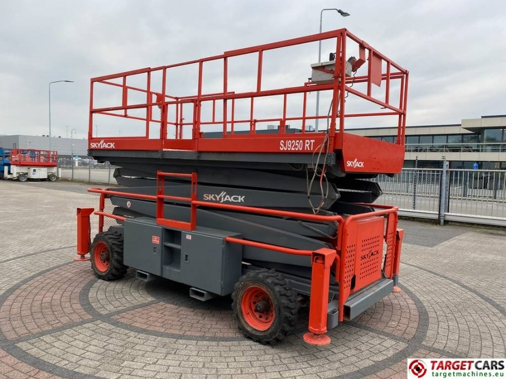 SkyJack SJ9250 RT Diesel Scissor Work Lift 1720cm - Lift u obliku makaza: slika 2 SkyJack SJ9250 RT Diesel Scissor Work Lift 1720cm - Lift u obliku makaza: slika 2