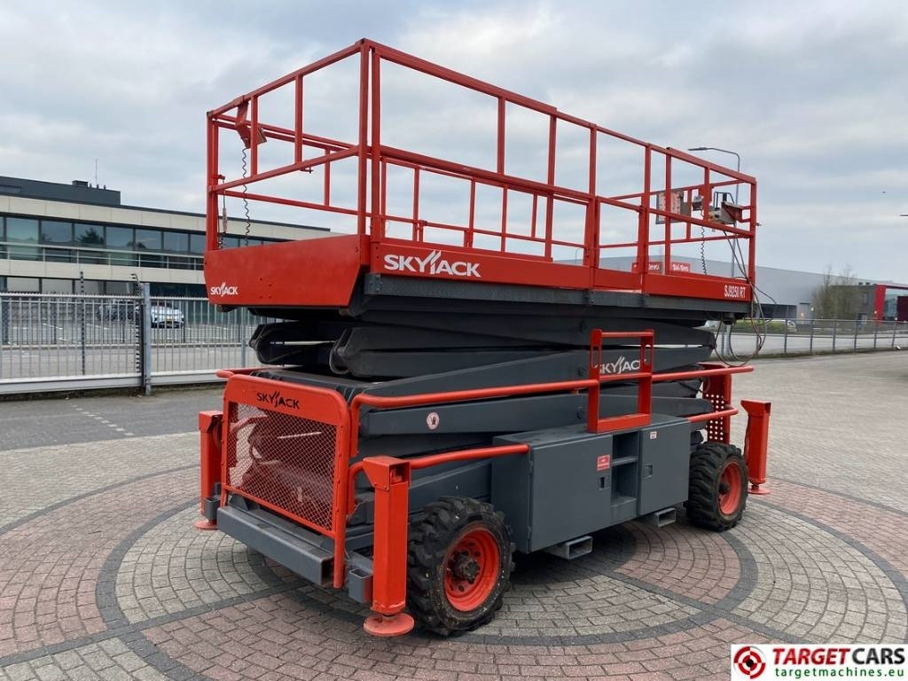 SkyJack SJ9250 RT Diesel Scissor Work Lift 1720cm - Lift u obliku makaza: slika 3 SkyJack SJ9250 RT Diesel Scissor Work Lift 1720cm - Lift u obliku makaza: slika 3
