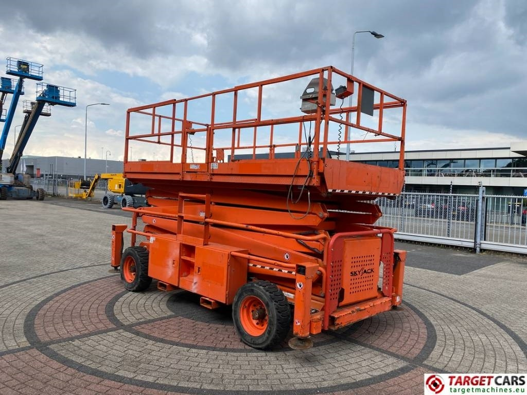 SkyJack SJ9250 RT Diesel Scissor Work Lift 1720cm - Lift u obliku makaza: slika 2 SkyJack SJ9250 RT Diesel Scissor Work Lift 1720cm - Lift u obliku makaza: slika 2