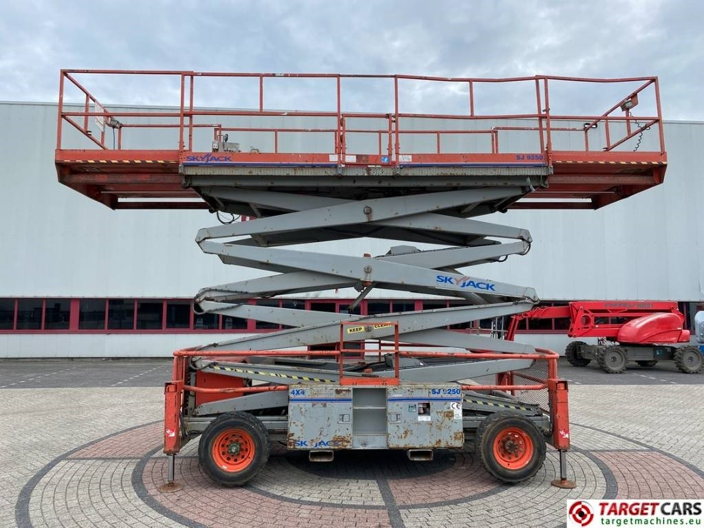 SkyJack SJ9250 RT Diesel Scissor Work Lift 1720cm - Lift u obliku makaza: slika 5 SkyJack SJ9250 RT Diesel Scissor Work Lift 1720cm - Lift u obliku makaza: slika 5