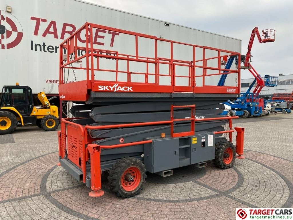 SkyJack SJ9250 RT Diesel Scissor Work Lift 1720cm - Lift u obliku makaza: slika 1 SkyJack SJ9250 RT Diesel Scissor Work Lift 1720cm - Lift u obliku makaza: slika 1