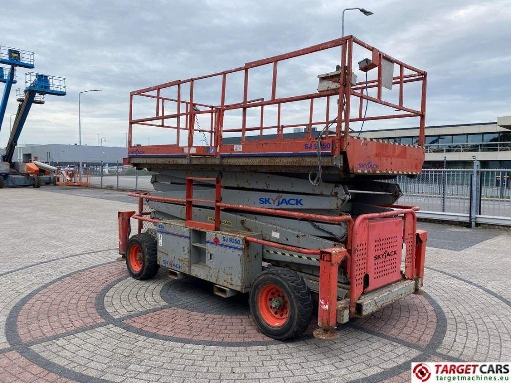 SkyJack SJ9250 RT Diesel Scissor Work Lift 1720cm - Lift u obliku makaza: slika 2 SkyJack SJ9250 RT Diesel Scissor Work Lift 1720cm - Lift u obliku makaza: slika 2