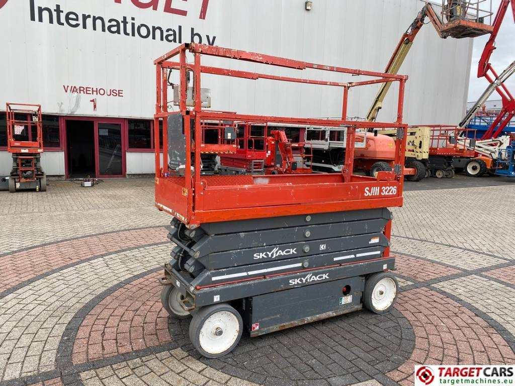 SkyJack SJIII-3226 Electric 3226 Scissor Work Lift 990cm - Lift u obliku makaza: slika 1 SkyJack SJIII-3226 Electric 3226 Scissor Work Lift 990cm - Lift u obliku makaza: slika 1