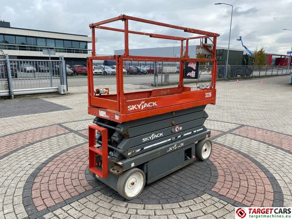 SkyJack SJIII-3226 Electric 3226 Scissor Work Lift 990cm - Lift u obliku makaza: slika 3 SkyJack SJIII-3226 Electric 3226 Scissor Work Lift 990cm - Lift u obliku makaza: slika 3