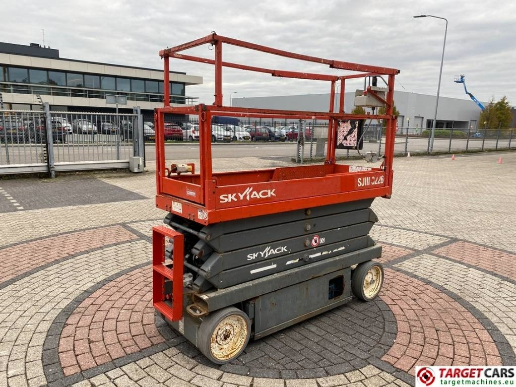 SkyJack SJIII-3226 Electric 3226 Scissor Work Lift 990cm - Lift u obliku makaza: slika 3 SkyJack SJIII-3226 Electric 3226 Scissor Work Lift 990cm - Lift u obliku makaza: slika 3