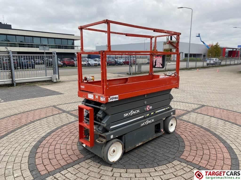 SkyJack SJIII-3226 Electric 3226 Scissor Work Lift 990cm - Lift u obliku makaza: slika 3 SkyJack SJIII-3226 Electric 3226 Scissor Work Lift 990cm - Lift u obliku makaza: slika 3