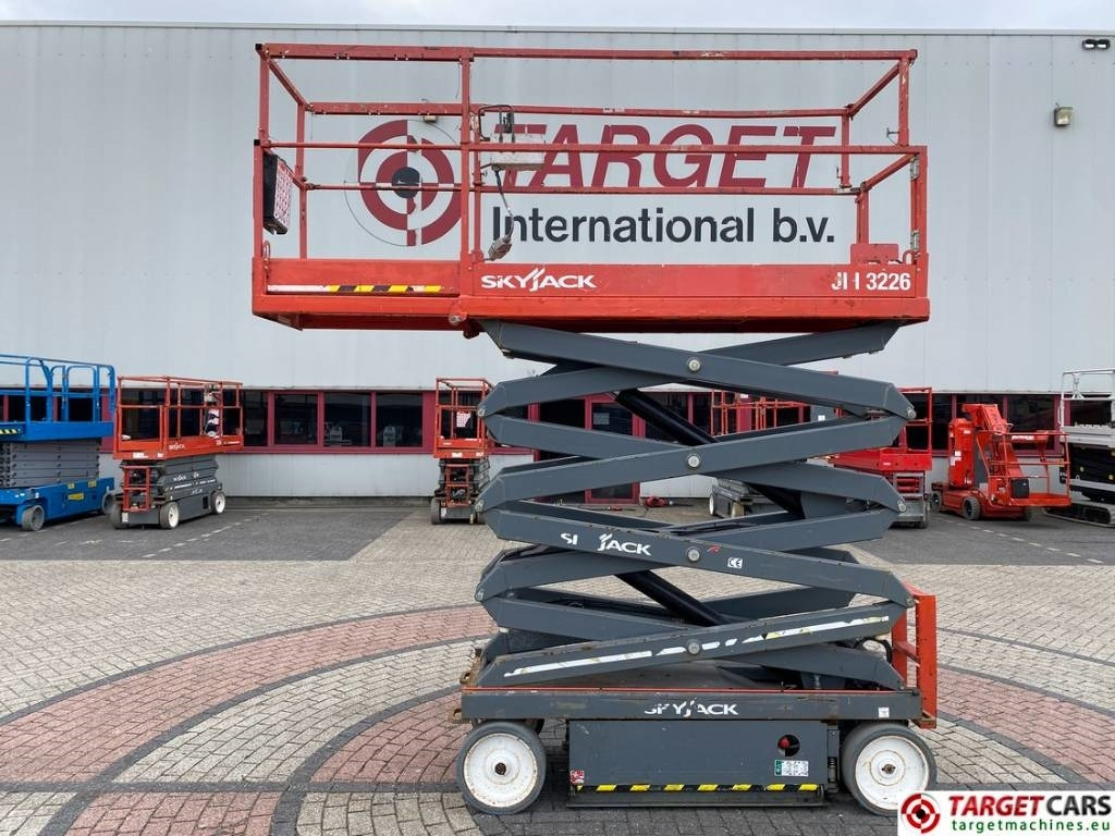 SkyJack SJIII-3226 Electric 3226 Scissor Work Lift 990cm - Lift u obliku makaza: slika 5 SkyJack SJIII-3226 Electric 3226 Scissor Work Lift 990cm - Lift u obliku makaza: slika 5