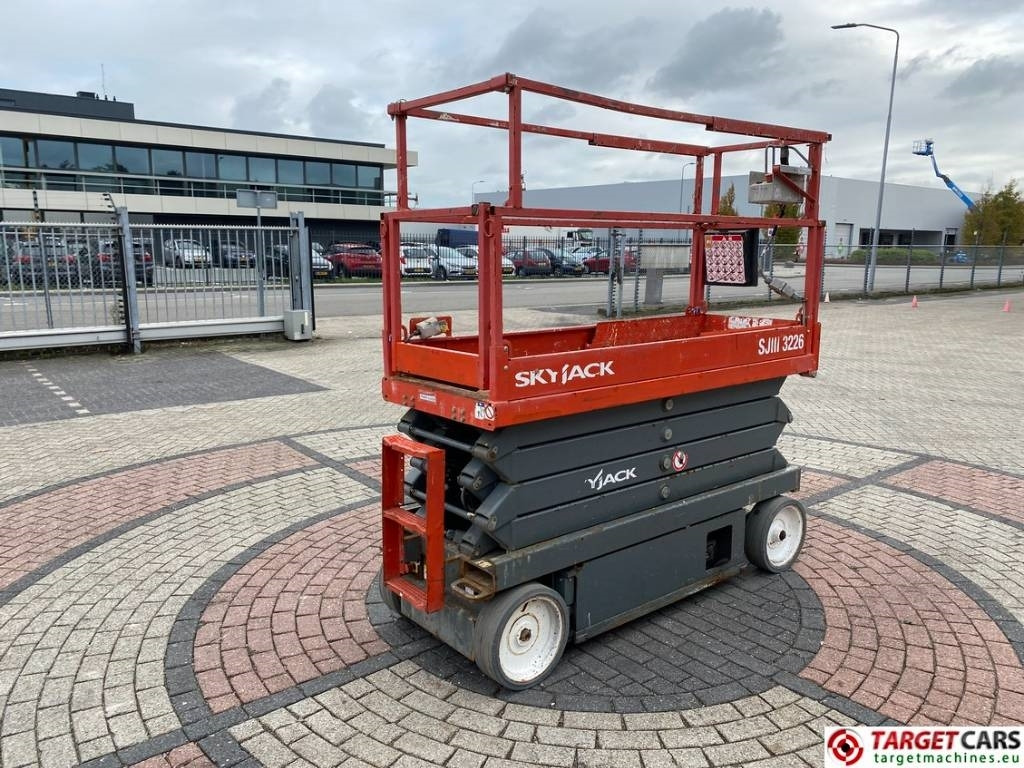 SkyJack SJIII-3226 Electric 3226 Scissor Work Lift 990cm - Lift u obliku makaza: slika 3 SkyJack SJIII-3226 Electric 3226 Scissor Work Lift 990cm - Lift u obliku makaza: slika 3