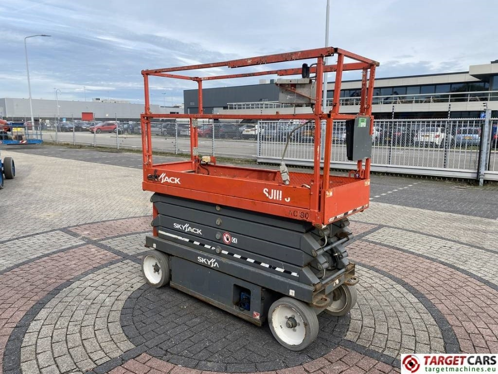 SkyJack SJIII-3226 Electric 3226 Scissor Work Lift 990cm - Lift u obliku makaza: slika 2 SkyJack SJIII-3226 Electric 3226 Scissor Work Lift 990cm - Lift u obliku makaza: slika 2