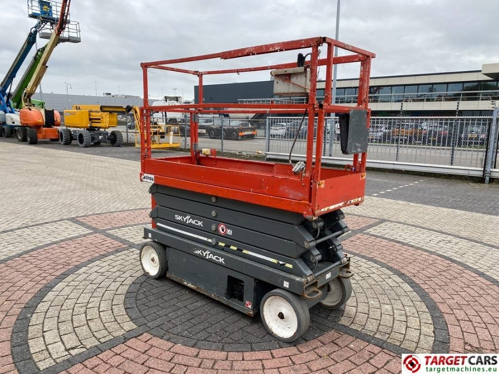 SkyJack SJIII-3226 Electric 3226 Scissor Work Lift 990cm - Lift u obliku makaza: slika 2 SkyJack SJIII-3226 Electric 3226 Scissor Work Lift 990cm - Lift u obliku makaza: slika 2