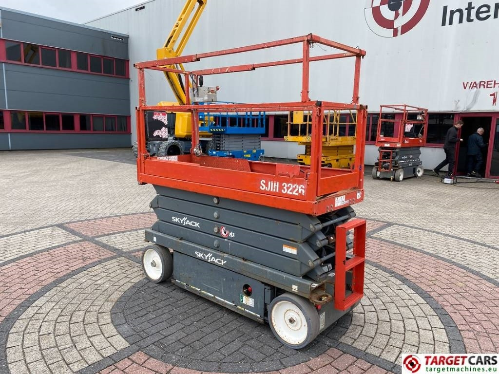 SkyJack SJIII-3226 Electric 3226 Scissor Work Lift 990cm - Lift u obliku makaza: slika 4 SkyJack SJIII-3226 Electric 3226 Scissor Work Lift 990cm - Lift u obliku makaza: slika 4