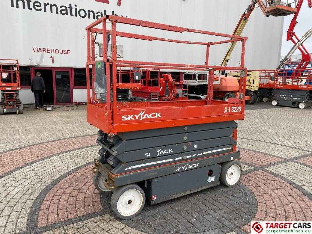SkyJack SJIII-3226 Electric 3226 Scissor Work Lift 990cm - Lift u obliku makaza: slika 1 SkyJack SJIII-3226 Electric 3226 Scissor Work Lift 990cm - Lift u obliku makaza: slika 1