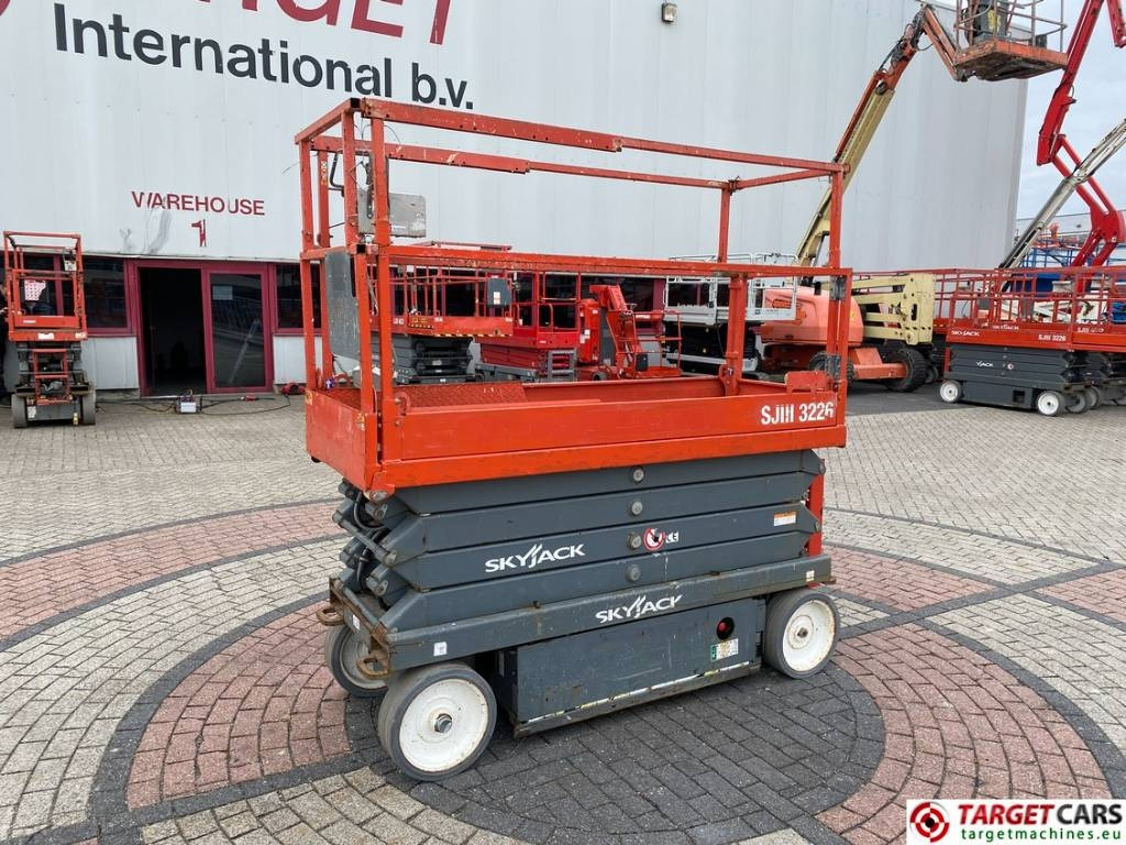 SkyJack SJIII-3226 Electric 3226 Scissor Work Lift 990cm - Lift u obliku makaza: slika 1 SkyJack SJIII-3226 Electric 3226 Scissor Work Lift 990cm - Lift u obliku makaza: slika 1
