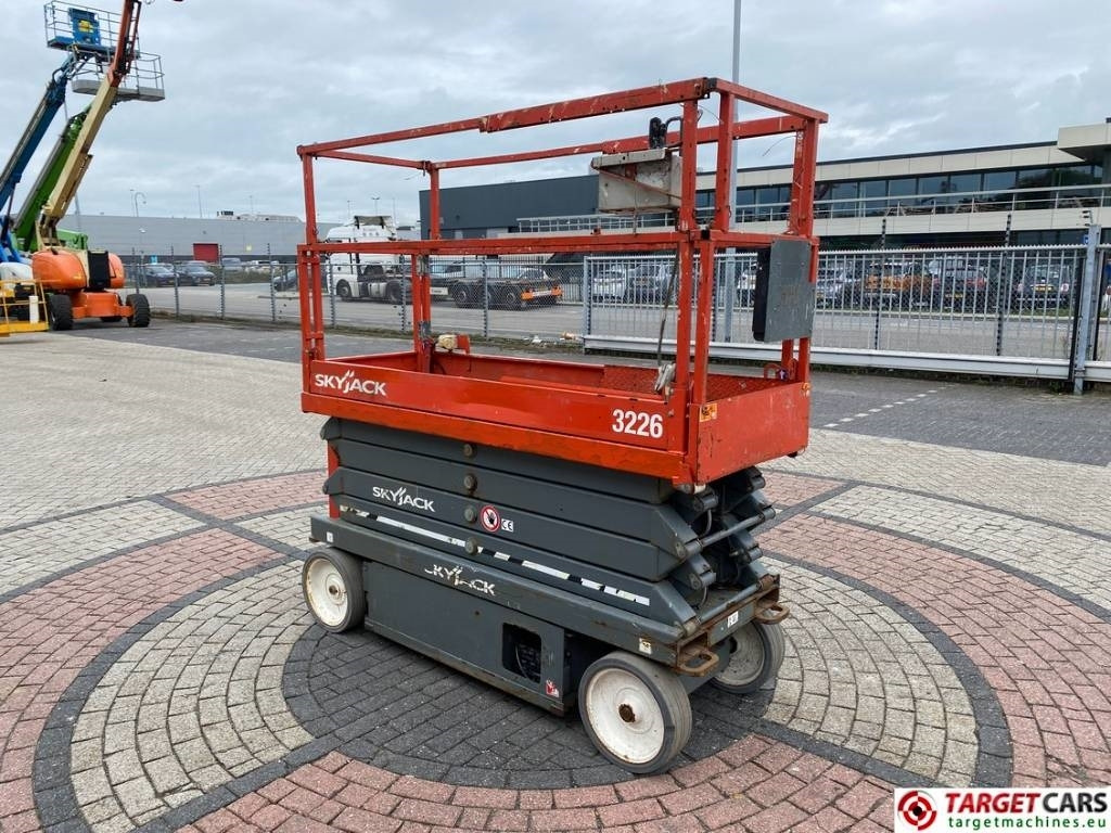 SkyJack SJIII-3226 Electric 3226 Scissor Work Lift 990cm - Lift u obliku makaza: slika 2 SkyJack SJIII-3226 Electric 3226 Scissor Work Lift 990cm - Lift u obliku makaza: slika 2