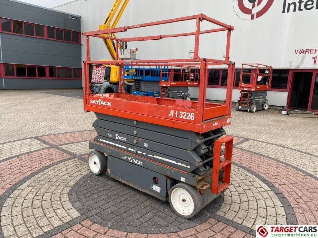 SkyJack SJIII-3226 Electric 3226 Scissor Work Lift 990cm - Lift u obliku makaza: slika 4 SkyJack SJIII-3226 Electric 3226 Scissor Work Lift 990cm - Lift u obliku makaza: slika 4