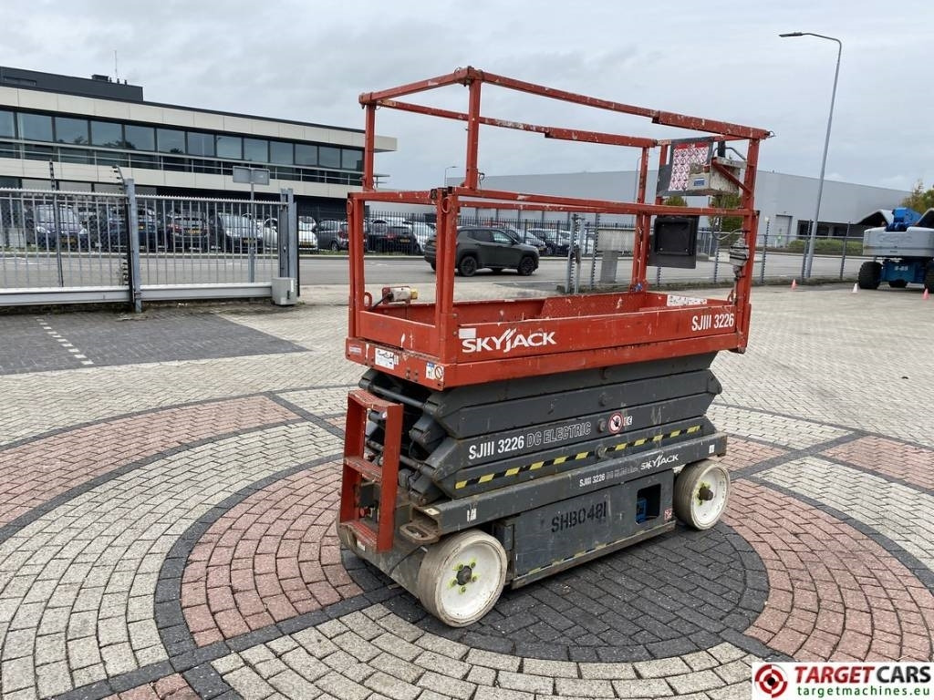 SkyJack SJIII-3226 Electric Scissor Work Lift 990cm - Lift u obliku makaza: slika 3 SkyJack SJIII-3226 Electric Scissor Work Lift 990cm - Lift u obliku makaza: slika 3