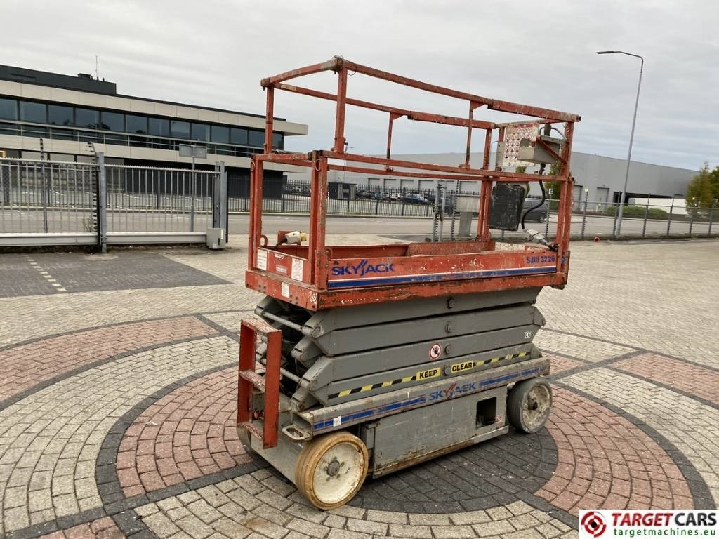 SkyJack SJIII-3226 Electric Scissor Work Lift 990cm - Lift u obliku makaza: slika 3 SkyJack SJIII-3226 Electric Scissor Work Lift 990cm - Lift u obliku makaza: slika 3