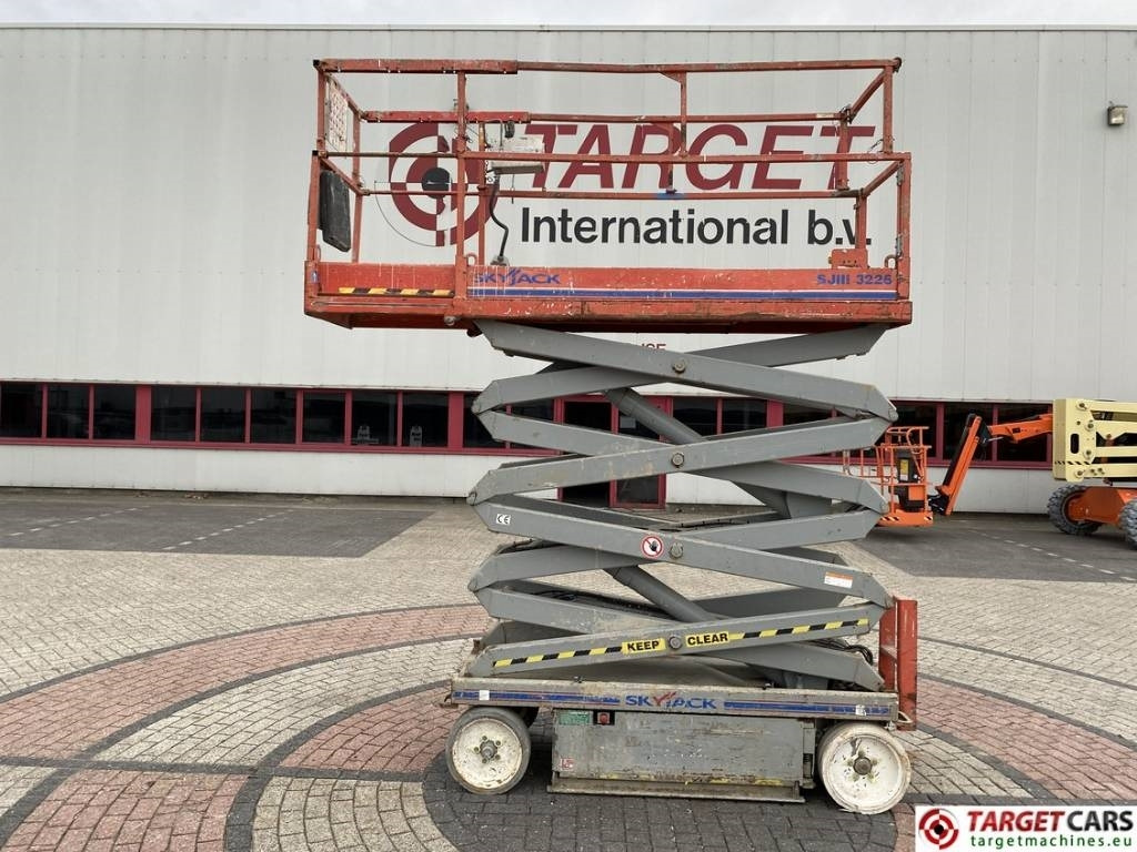 SkyJack SJIII-3226 Electric Scissor Work Lift 990cm - Lift u obliku makaza: slika 5 SkyJack SJIII-3226 Electric Scissor Work Lift 990cm - Lift u obliku makaza: slika 5