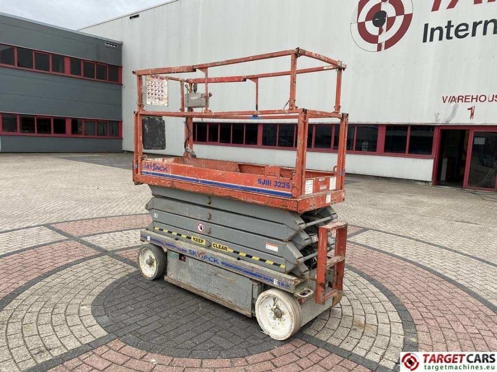 SkyJack SJIII-3226 Electric Scissor Work Lift 990cm - Lift u obliku makaza: slika 4 SkyJack SJIII-3226 Electric Scissor Work Lift 990cm - Lift u obliku makaza: slika 4