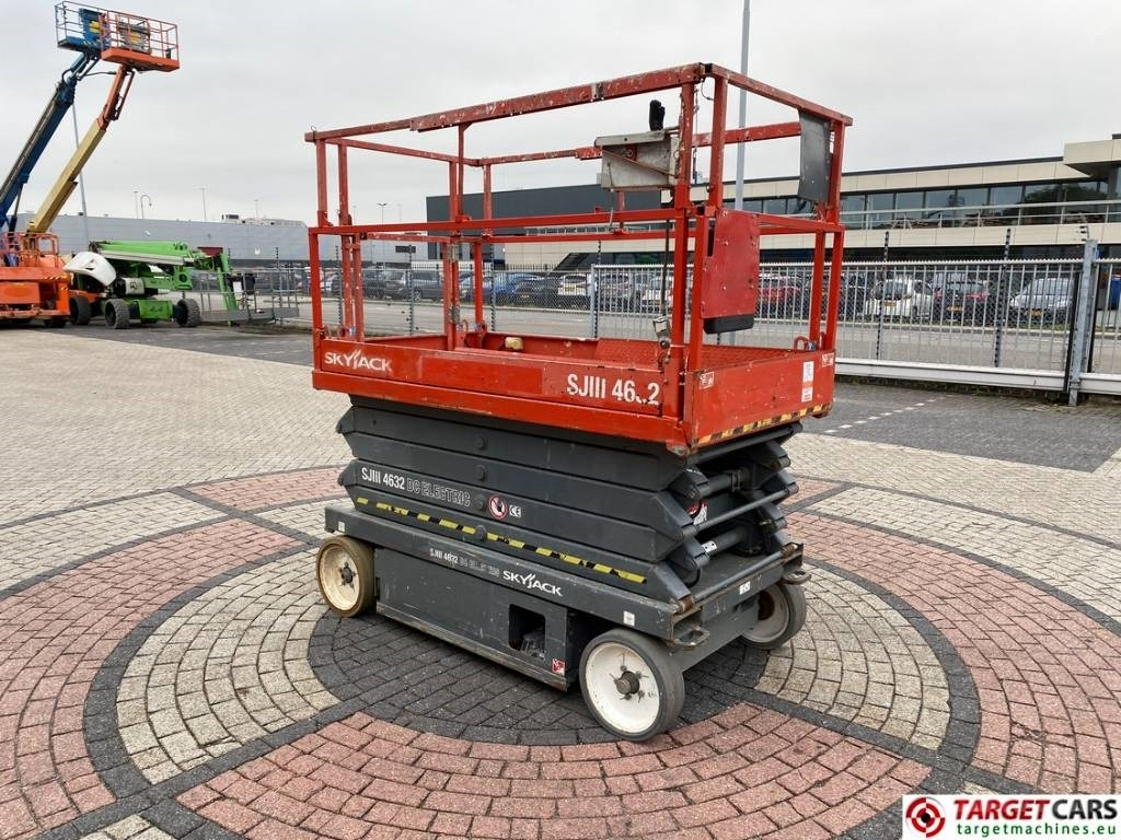 SkyJack SJIII-4632 Electric 4632 Scissor Work Lift 1170cm - Lift u obliku makaza: slika 2 SkyJack SJIII-4632 Electric 4632 Scissor Work Lift 1170cm - Lift u obliku makaza: slika 2