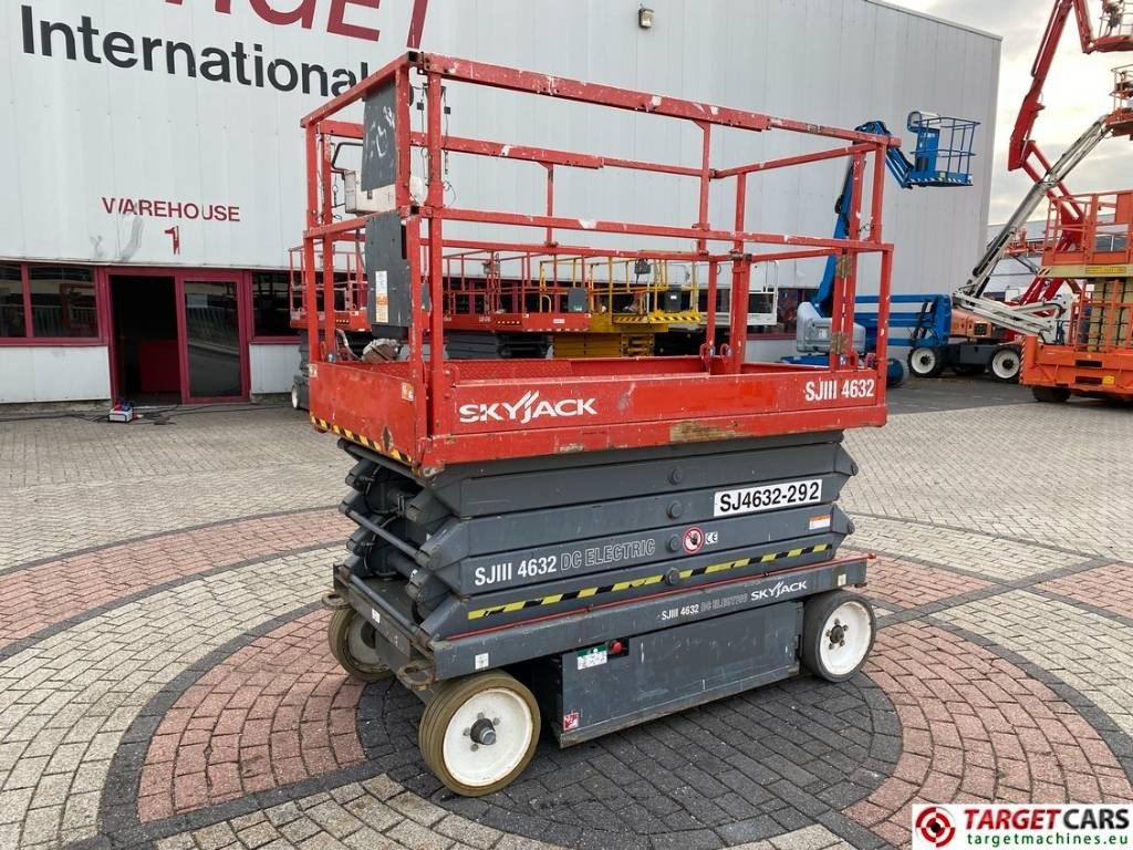 SkyJack SJIII-4632 Electric 4632 Scissor Work Lift 1170cm  - Lift u obliku makaza: slika 1 SkyJack SJIII-4632 Electric 4632 Scissor Work Lift 1170cm  - Lift u obliku makaza: slika 1