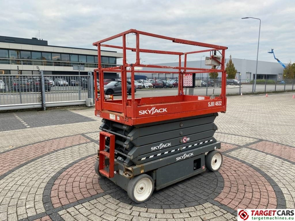 SkyJack SJIII-4632 Electric 4632 Scissor Work Lift 1170cm  - Lift u obliku makaza: slika 3 SkyJack SJIII-4632 Electric 4632 Scissor Work Lift 1170cm  - Lift u obliku makaza: slika 3