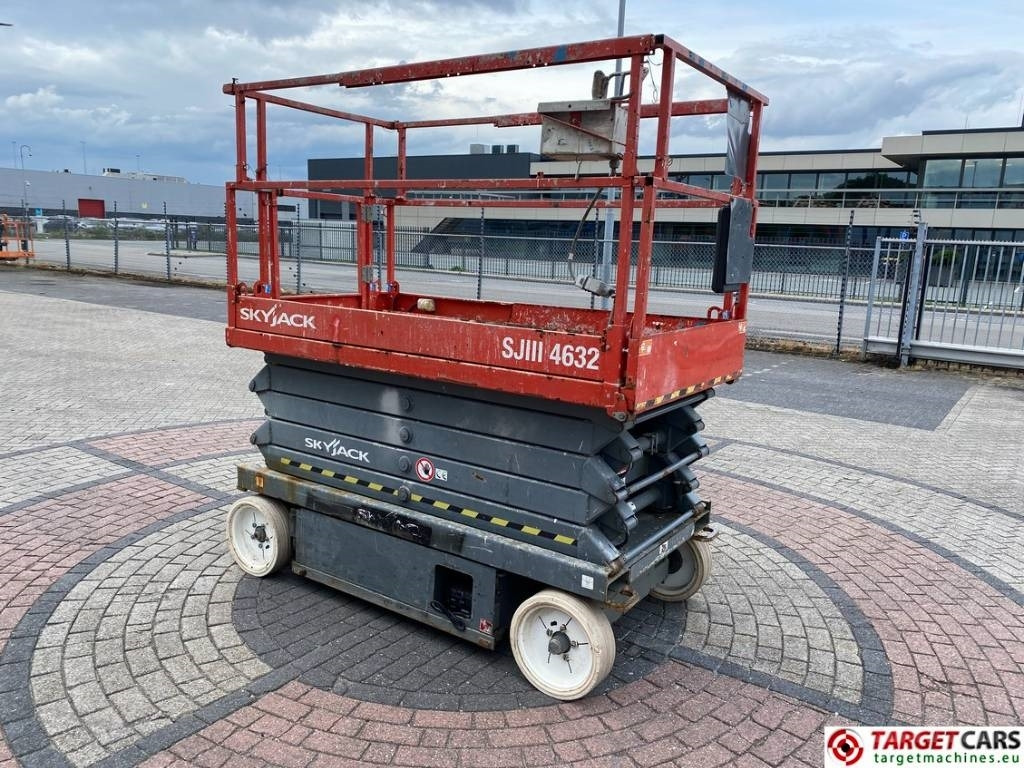 SkyJack SJIII-4632 Electric 4632 Scissor Work Lift 1170cm - Lift u obliku makaza: slika 2 SkyJack SJIII-4632 Electric 4632 Scissor Work Lift 1170cm - Lift u obliku makaza: slika 2