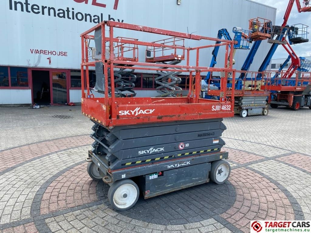 SkyJack SJIII-4632 Electric 4632 Scissor Work Lift 1170cm - Lift u obliku makaza: slika 1 SkyJack SJIII-4632 Electric 4632 Scissor Work Lift 1170cm - Lift u obliku makaza: slika 1