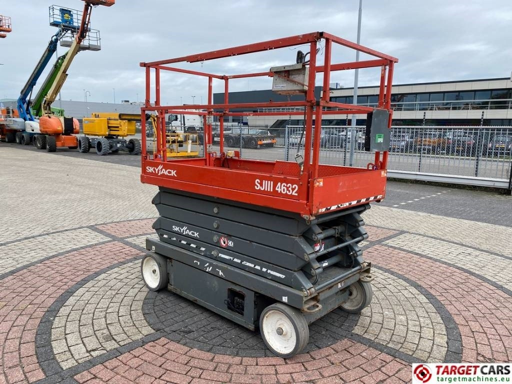SkyJack SJIII-4632 Electric Scissor Work Lift 1170cm  - Lift u obliku makaza: slika 2 SkyJack SJIII-4632 Electric Scissor Work Lift 1170cm  - Lift u obliku makaza: slika 2