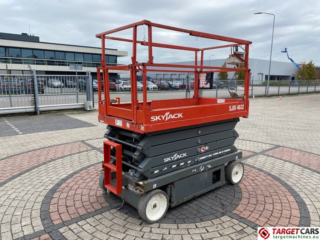 SkyJack SJIII-4632 Electric Scissor Work Lift 1170cm  - Lift u obliku makaza: slika 3 SkyJack SJIII-4632 Electric Scissor Work Lift 1170cm  - Lift u obliku makaza: slika 3