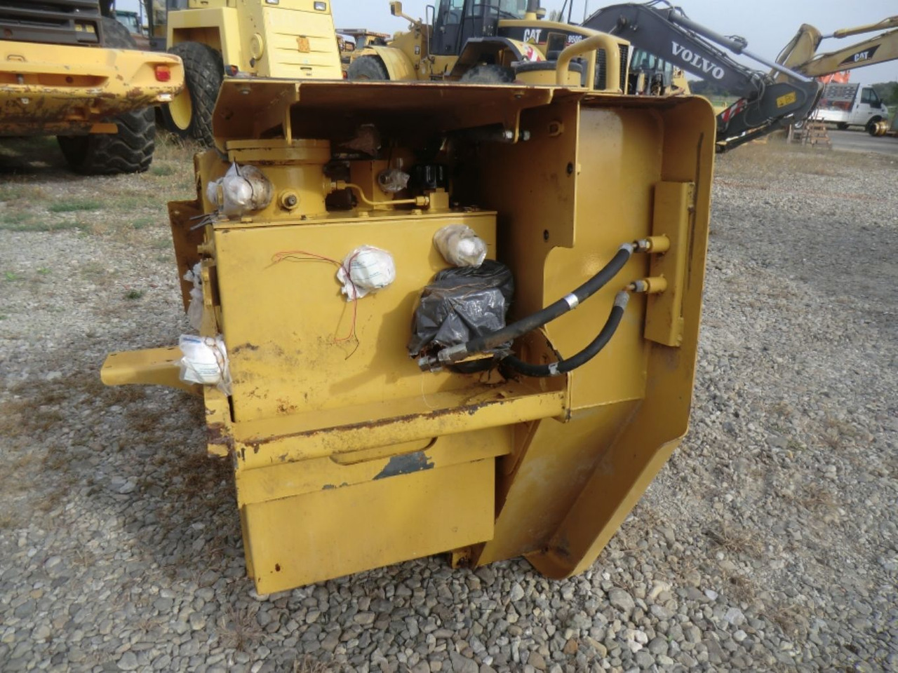 Caterpillar 735 Serbatoio gasolio - Rezervoar za gorivo za Građevinska mašina: slika 1 Caterpillar 735 Serbatoio gasolio - Rezervoar za gorivo za Građevinska mašina: slika 1