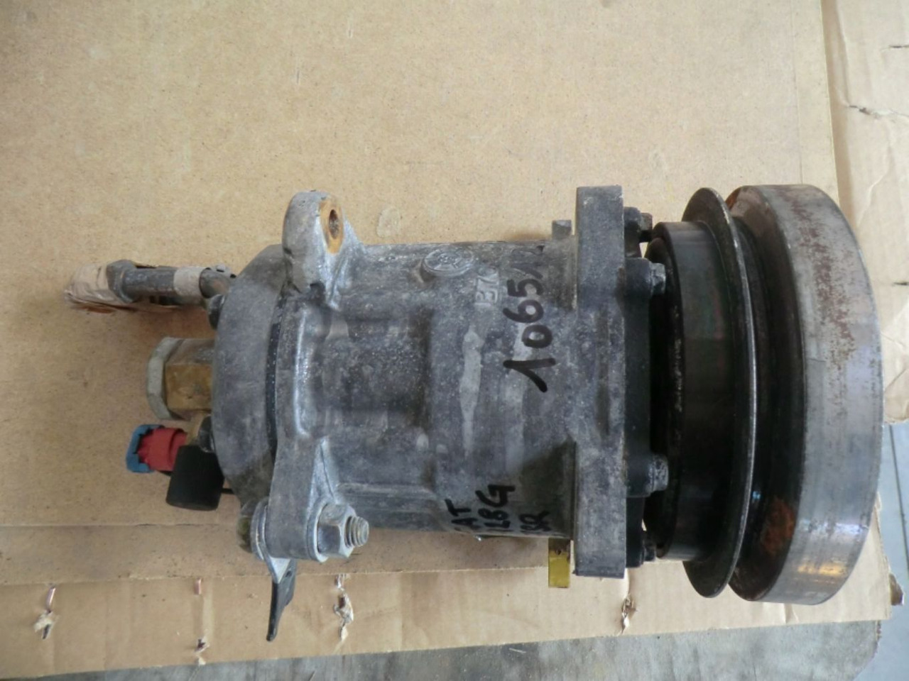 Caterpillar 928G COMPRESSORE ARIA CONDIZIONATA - Kompresor klima uređaja za Građevinska mašina: slika 1 Caterpillar 928G COMPRESSORE ARIA CONDIZIONATA - Kompresor klima uređaja za Građevinska mašina: slika 1