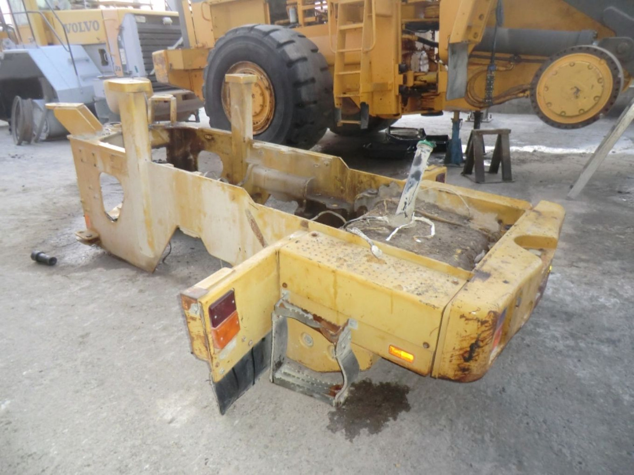 Caterpillar 928G TELAIO POSTERIORE COMPLETO DI SERBATOIO GASOLIO E CONTRAPPESI LATERALI - Rezervoar za gorivo za Građevinska mašina: slika 3 Caterpillar 928G TELAIO POSTERIORE COMPLETO DI SERBATOIO GASOLIO E CONTRAPPESI LATERALI - Rezervoar za gorivo za Građevinska mašina: slika 3