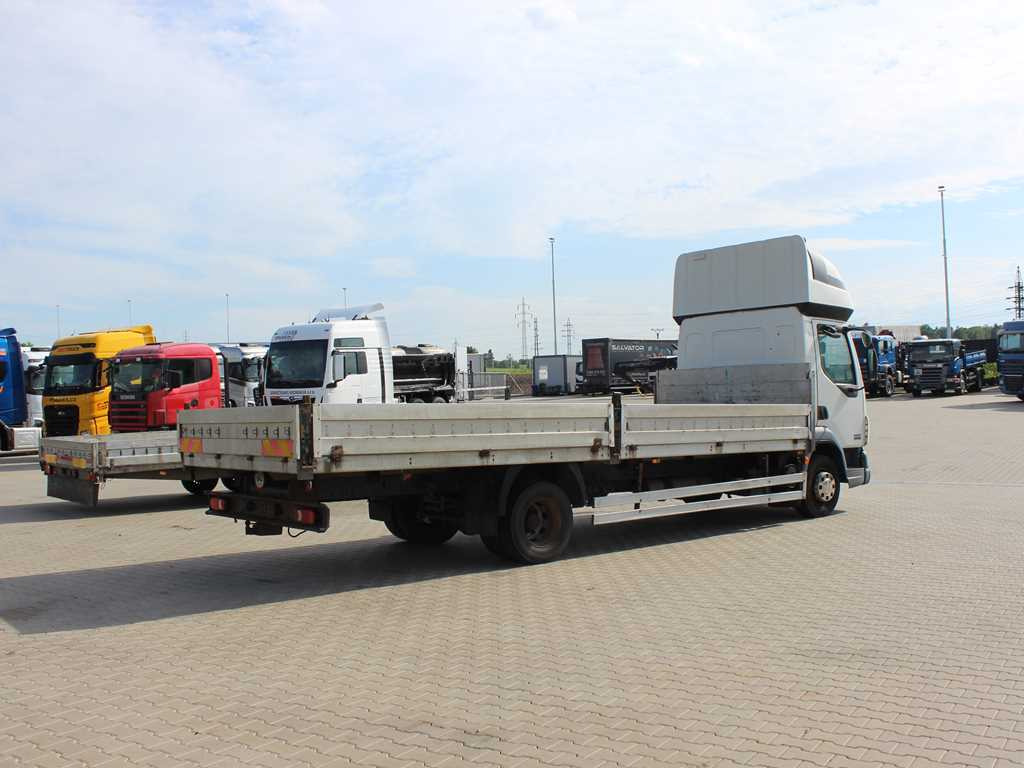 DAF LF 45.180, SLEEPING BODY, EURO 3, TIRES 80% - Kamion sa tovarnim sandukom: slika 4 DAF LF 45.180, SLEEPING BODY, EURO 3, TIRES 80% - Kamion sa tovarnim sandukom: slika 4