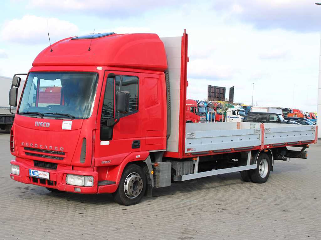 Iveco EUROCARGO ML 90E17, EURO 3, PNEU 80% - Kamion sa tovarnim sandukom: slika 1 Iveco EUROCARGO ML 90E17, EURO 3, PNEU 80% - Kamion sa tovarnim sandukom: slika 1