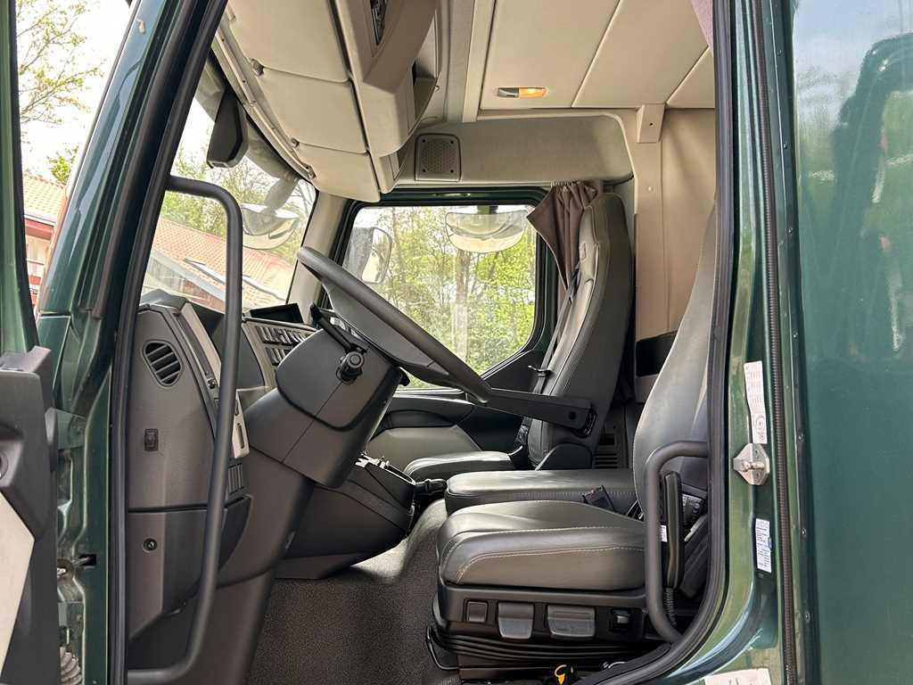 Volvo STX FL, FOR 6 PEOPLE, FOR TRANSPORTING FIVE HORSES, CAMERA, 2X HYDRAULIC FRONT - Kamioni za prevoz konja: slika 3 Volvo STX FL, FOR 6 PEOPLE, FOR TRANSPORTING FIVE HORSES, CAMERA, 2X HYDRAULIC FRONT - Kamioni za prevoz konja: slika 3