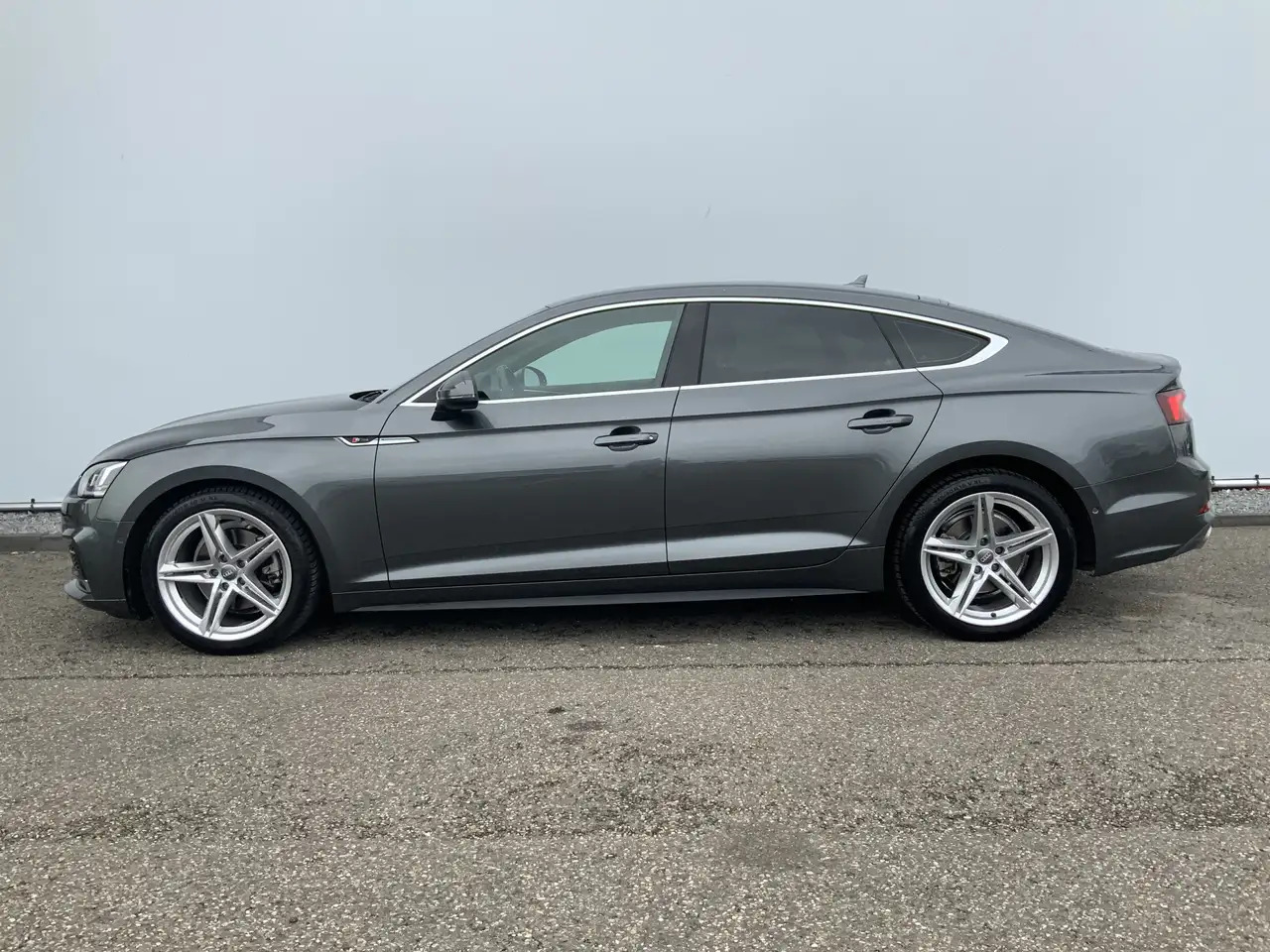 Audi A5 Sportback 2.0 TFSI g-tron Sport 2 x S-line edition - Hečbek: slika 3 Audi A5 Sportback 2.0 TFSI g-tron Sport 2 x S-line edition - Hečbek: slika 3