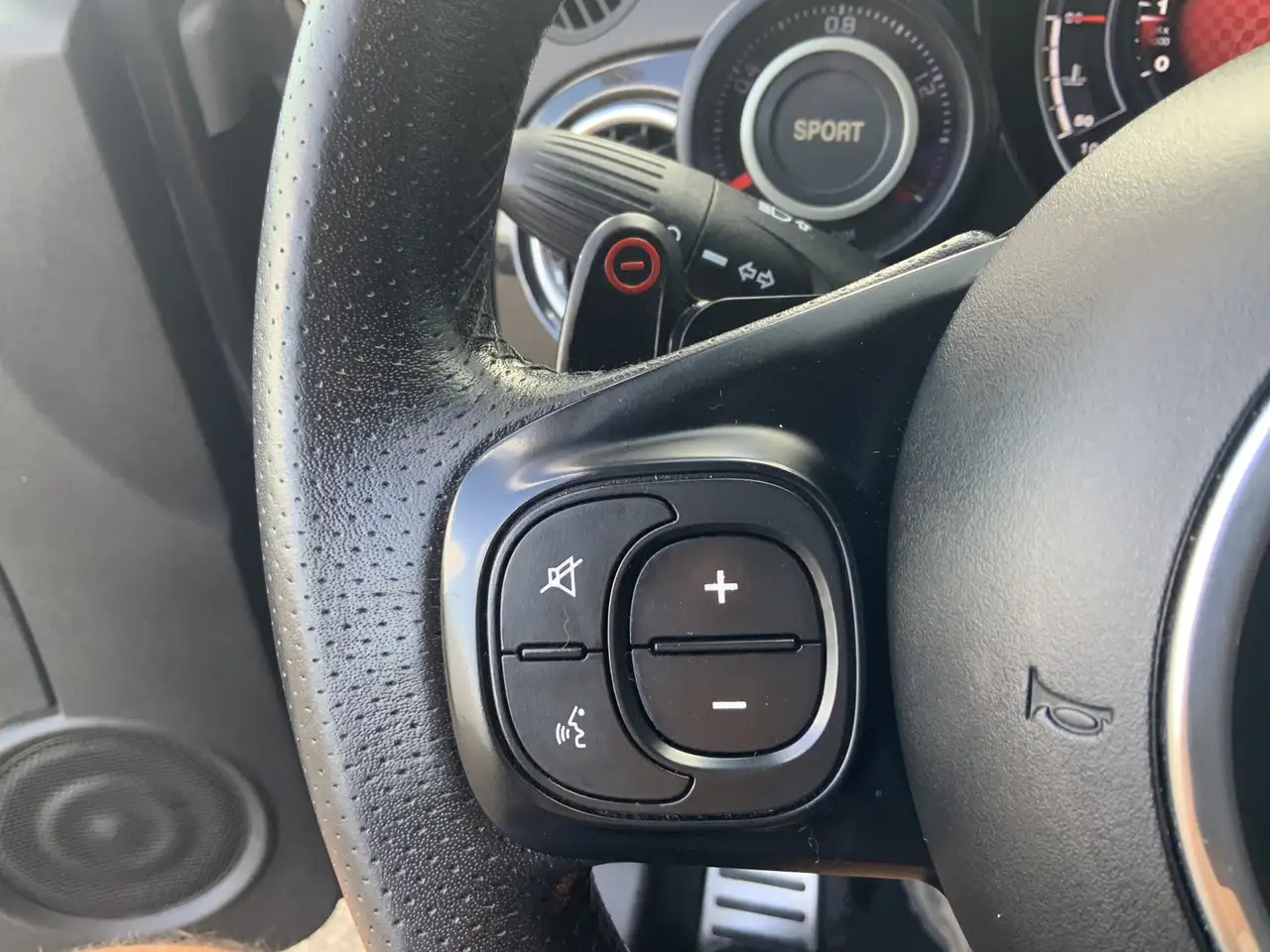 Kabriolet Fiat 500C Abarth 1.4 T-Jet 595 Automaat Euro 6: slika 12 Kabriolet Fiat 500C Abarth 1.4 T-Jet 595 Automaat Euro 6: slika 12