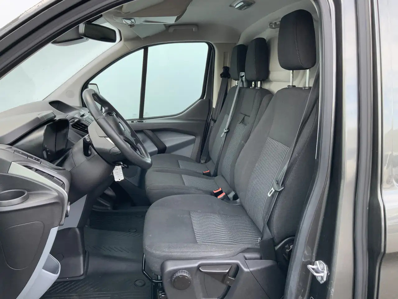 Ford Transit Custom 270 2.2 TDCI L1H1 Trend Airco Camera Cruise Dakdra - Furgon: slika 4 Ford Transit Custom 270 2.2 TDCI L1H1 Trend Airco Camera Cruise Dakdra - Furgon: slika 4