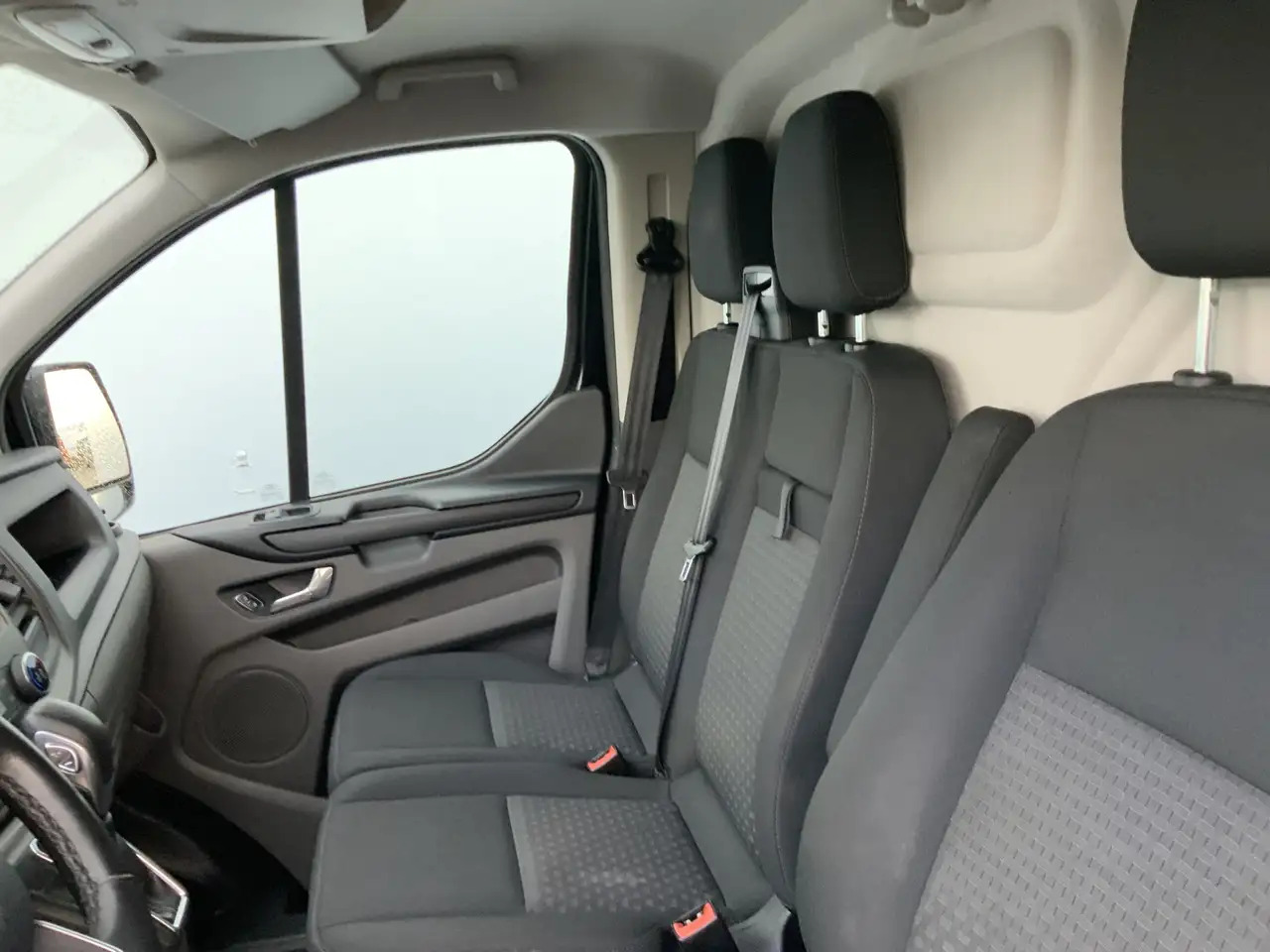 Ford Transit Custom 280 2.0 TDCI L1H1 Automaat Dub Schuifdeur Side Bar - Furgon: slika 4 Ford Transit Custom 280 2.0 TDCI L1H1 Automaat Dub Schuifdeur Side Bar - Furgon: slika 4