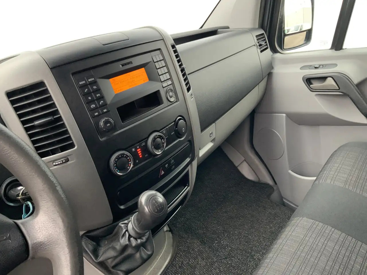 Mercedes-Benz Sprinter 311 2.2 CDI 366 L2H1 Airco 3 Zits Opstap& Trekhaak - Furgon: slika 5 Mercedes-Benz Sprinter 311 2.2 CDI 366 L2H1 Airco 3 Zits Opstap& Trekhaak - Furgon: slika 5